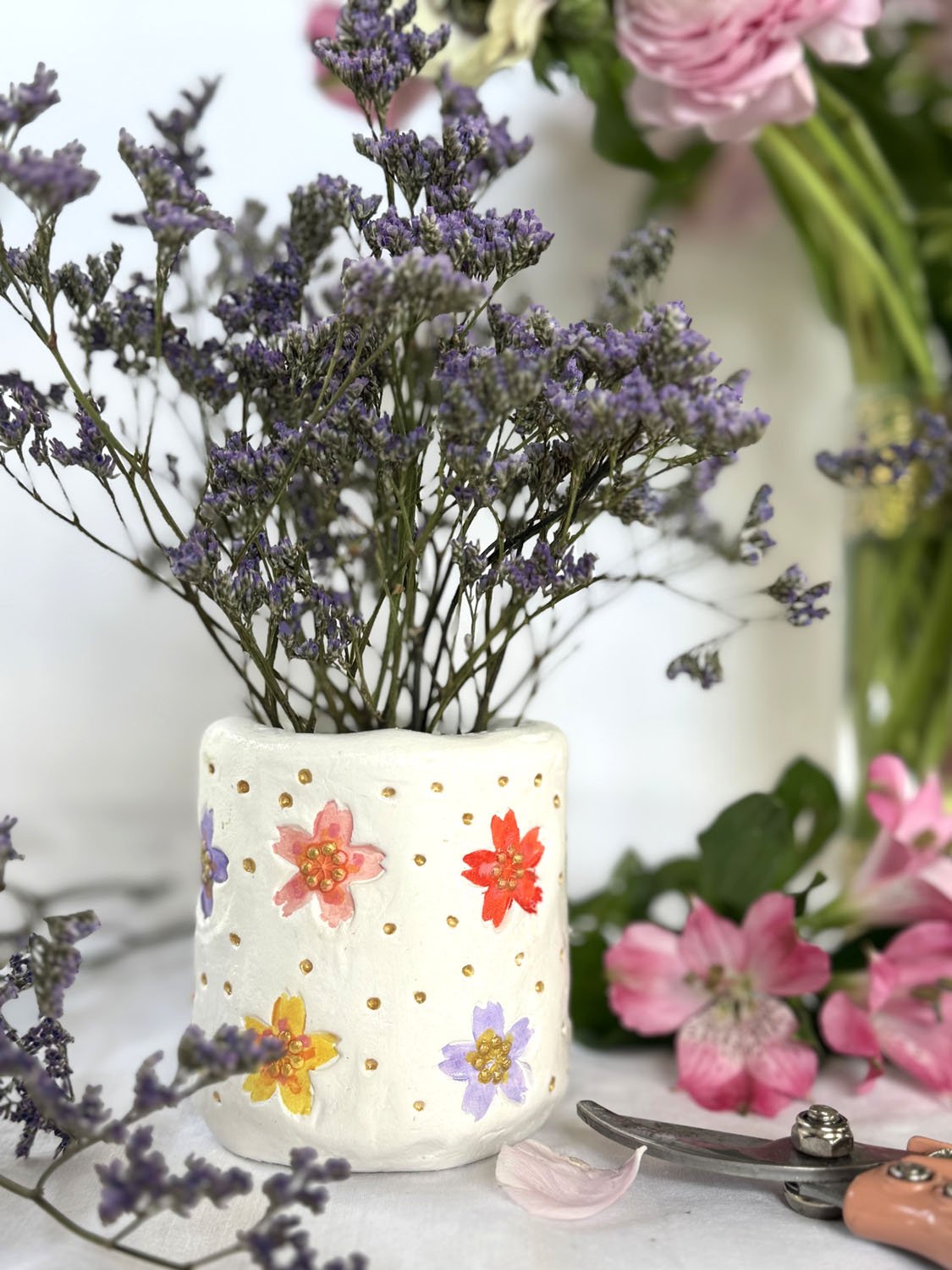 56_7 Petit pot yaourt argile fleurs peintes copie.jpg