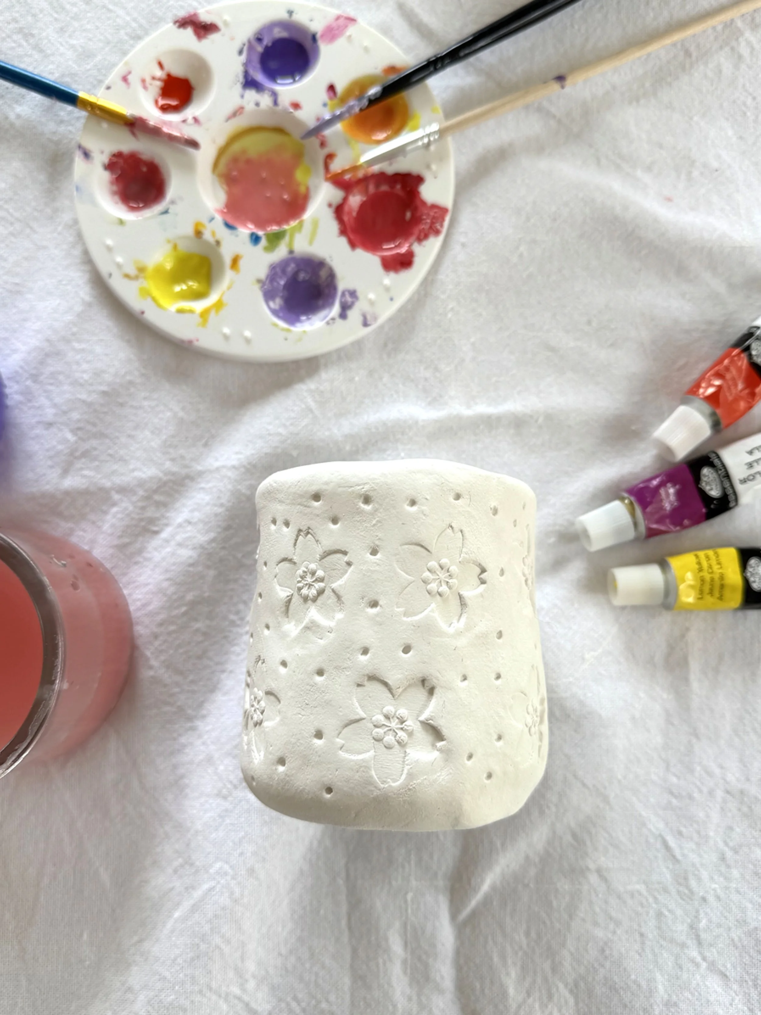 2-Petit pot yaourt argile fleurs peintes.jpg