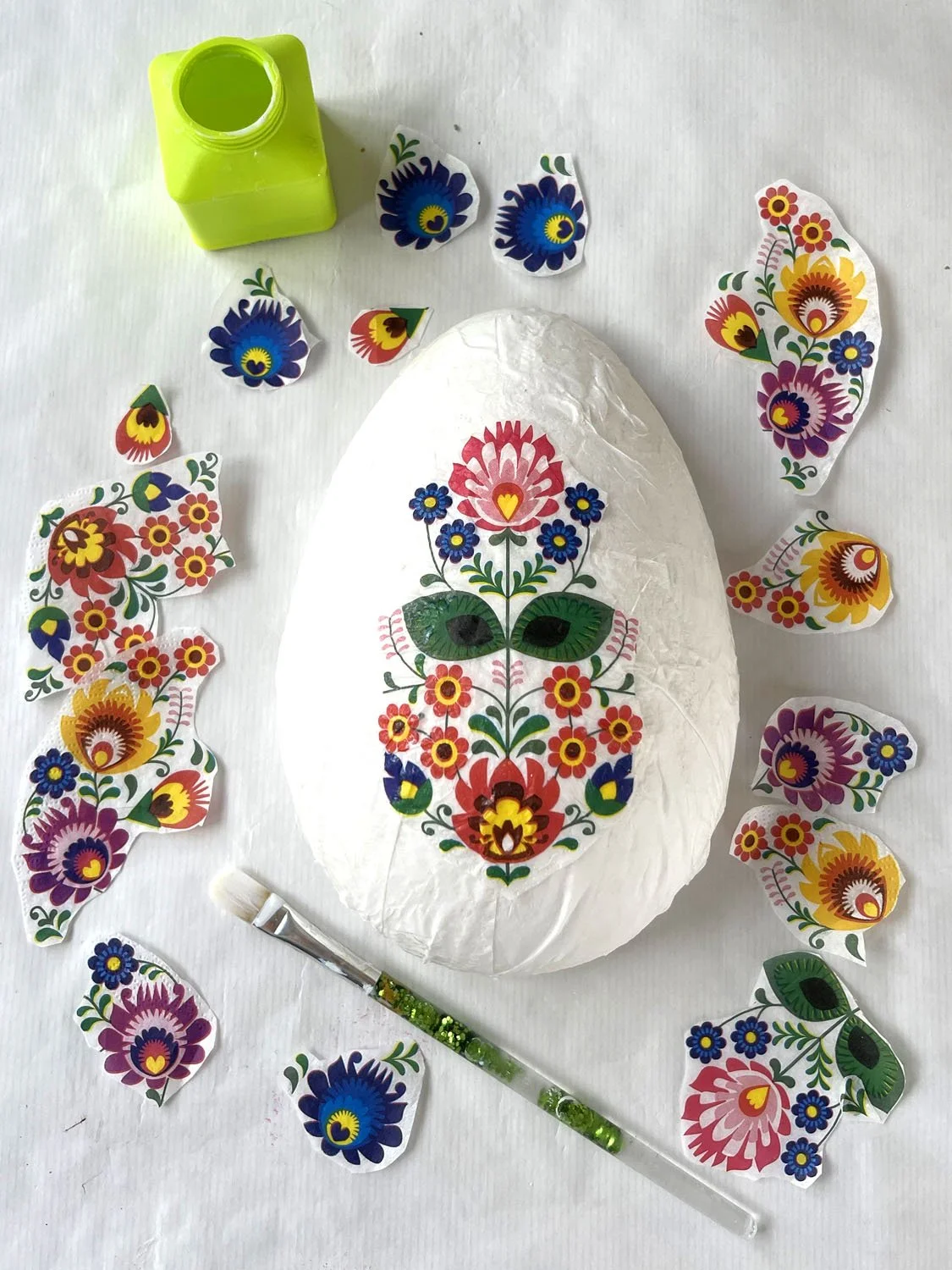 12 Oeuf de paques motif folk art copie.jpg