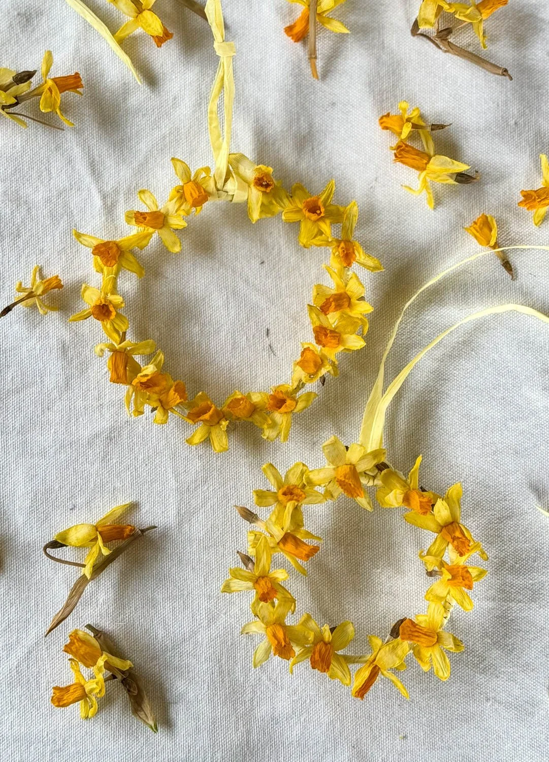 7-petites couronnes de fleurs séchées..jpg