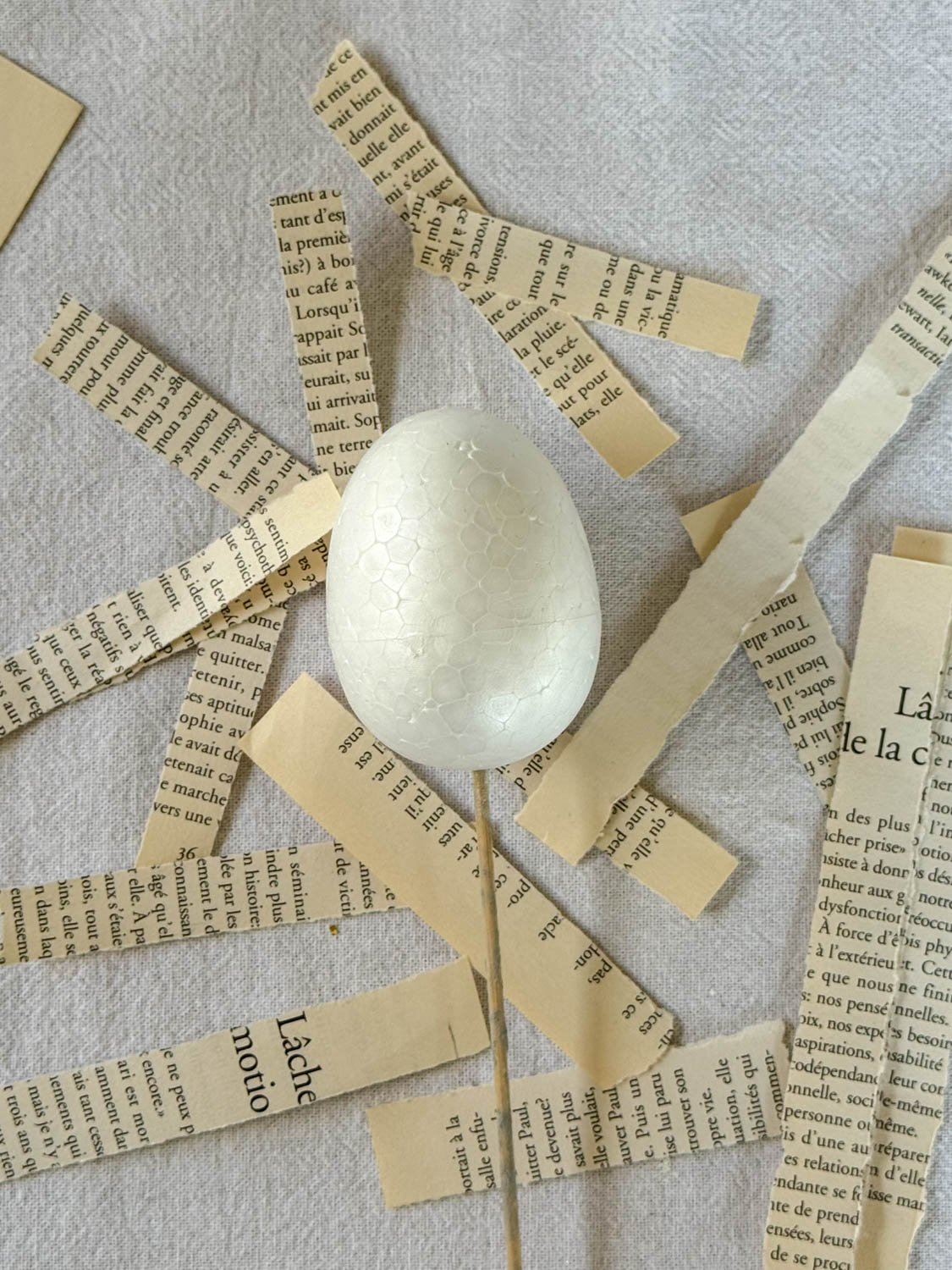 1- Oeufs paques livre imprimé metal repousse et images vintage.jpg