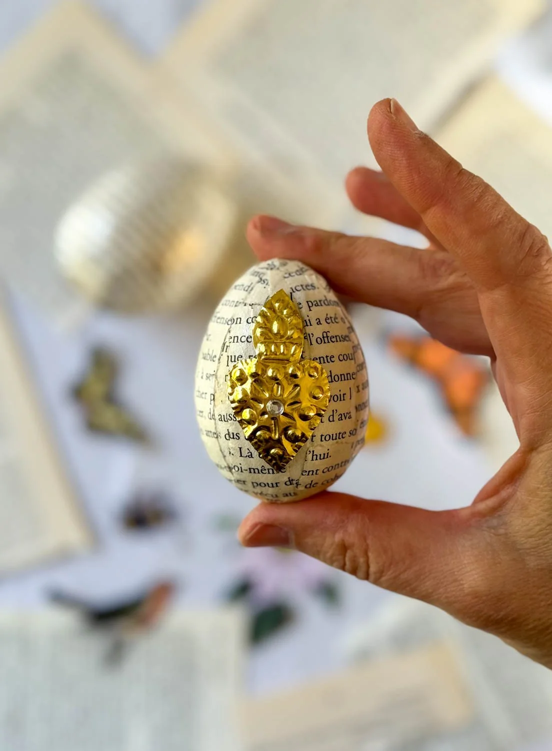 14- Oeufs paques livre imprimé metal repousse et images vintage.jpg