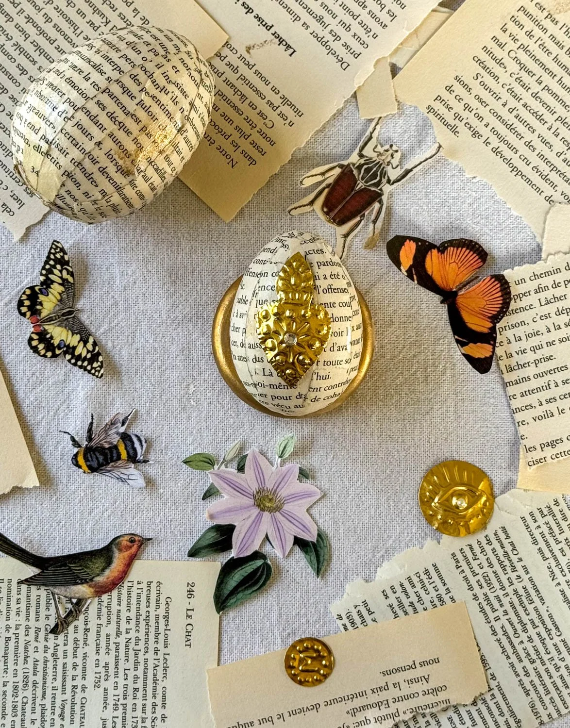 15- Oeufs paques livre imprimé metal repousse et images vintage.jpg