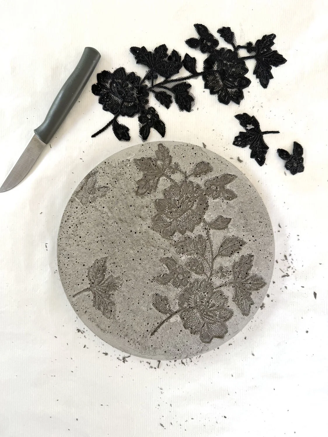 15Dessous de plat béton impression dentelle copie.jpg
