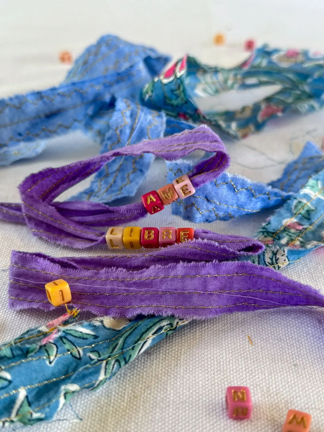 DIY : Bracelets à messages en rubans et perles