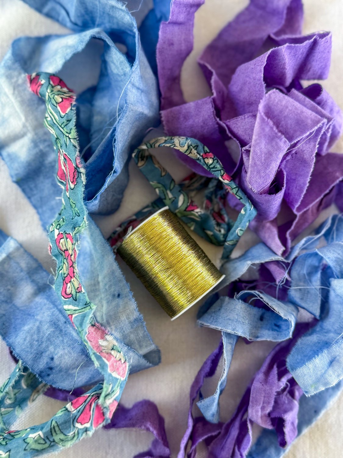 2- Bracelets lettres alpahabet et chute de tissu.jpg