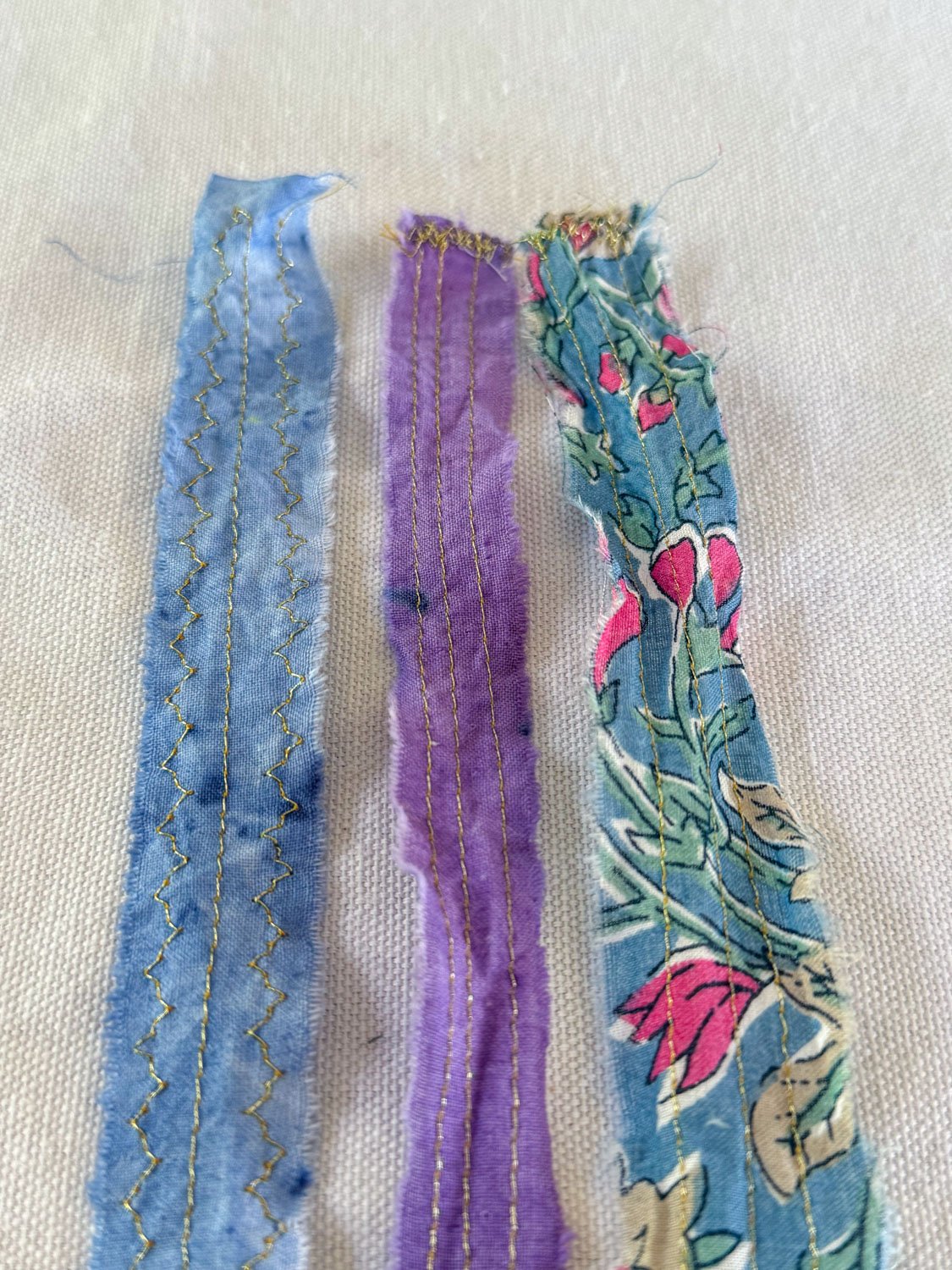 6- Bracelets lettres alpahabet et chute de tissu.jpg