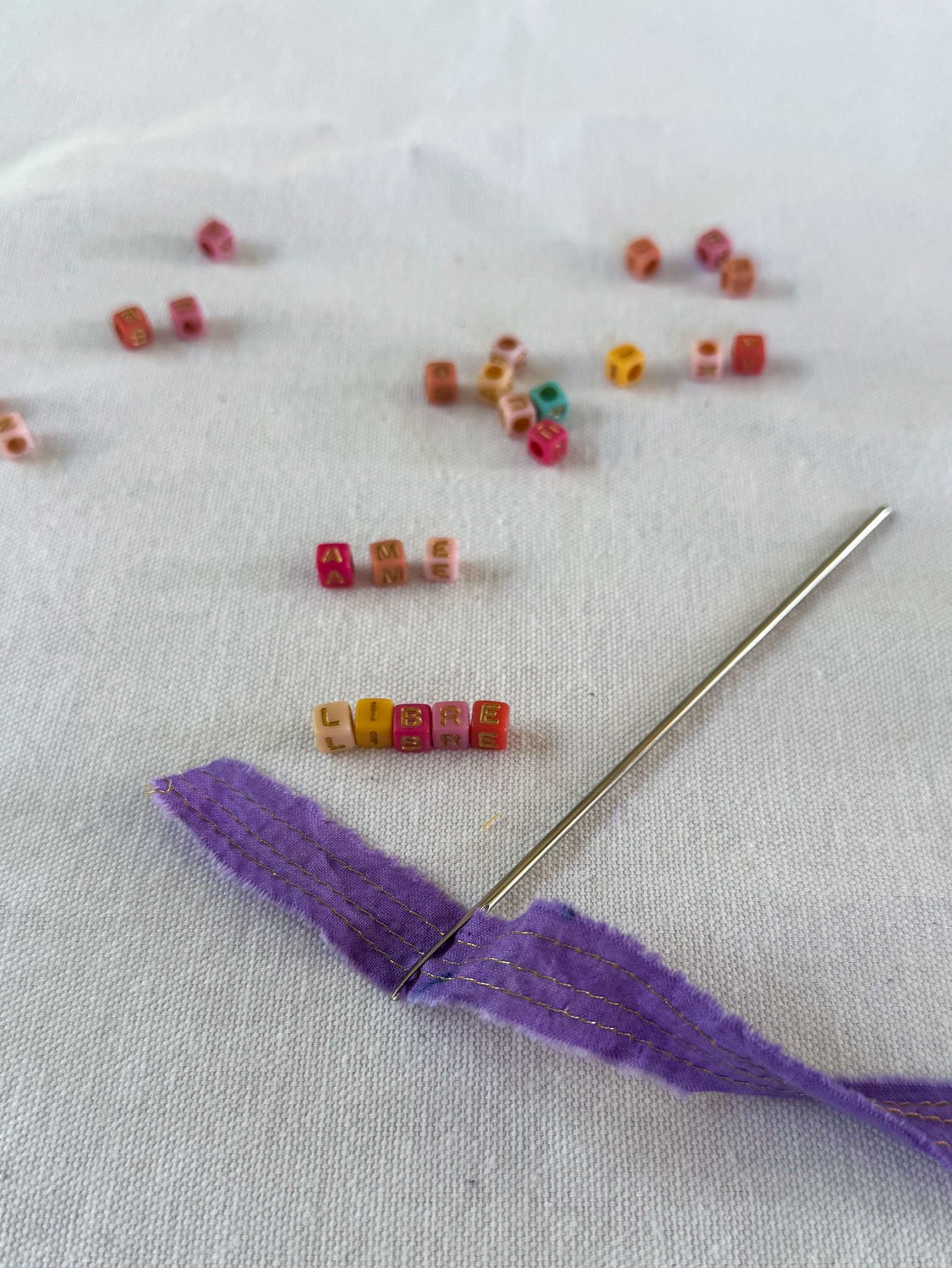 12- Bracelets lettres alpahabet et chute de tissu.jpg