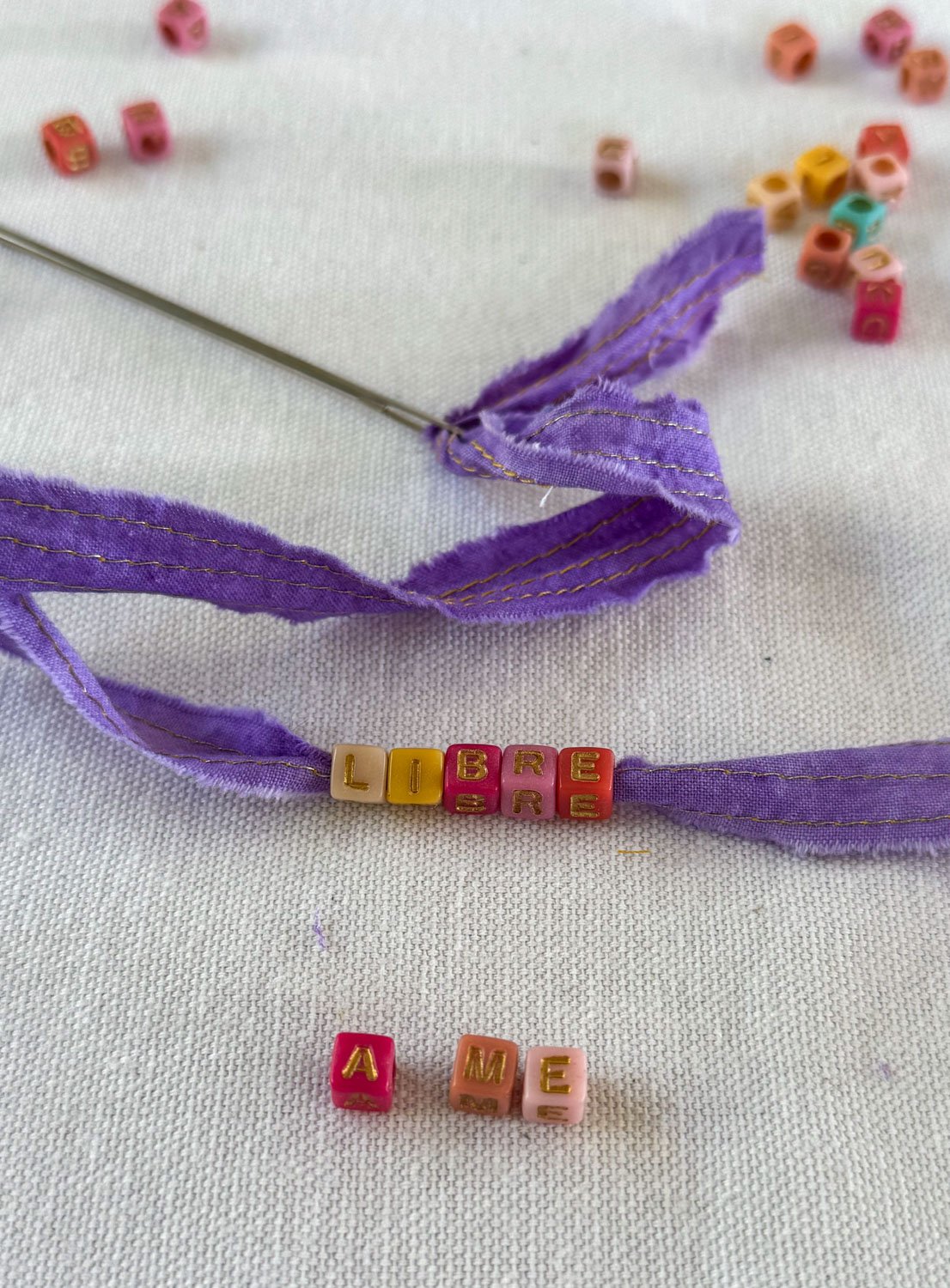 13- Bracelets lettres alpahabet et chute de tissu.jpg