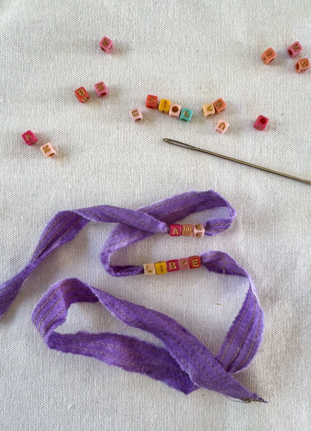 14- Bracelets lettres alpahabet et chute de tissu.jpg