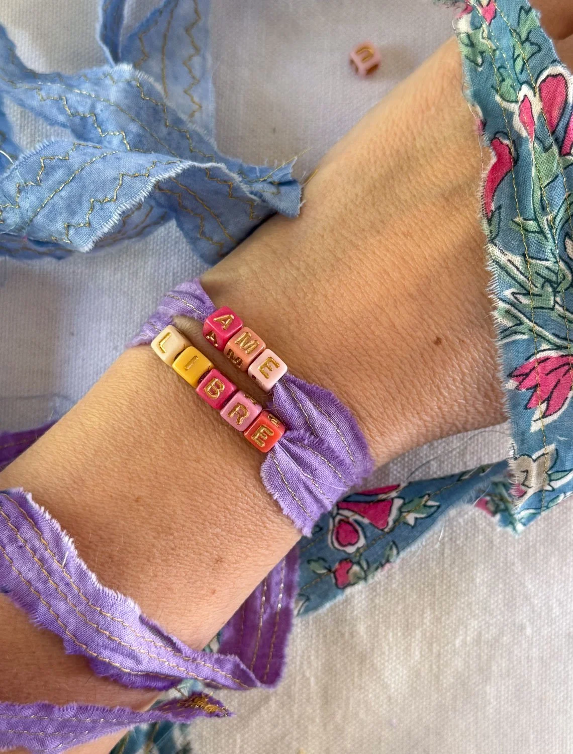 19- Bracelets lettres alpahabet et chute de tissu.jpg