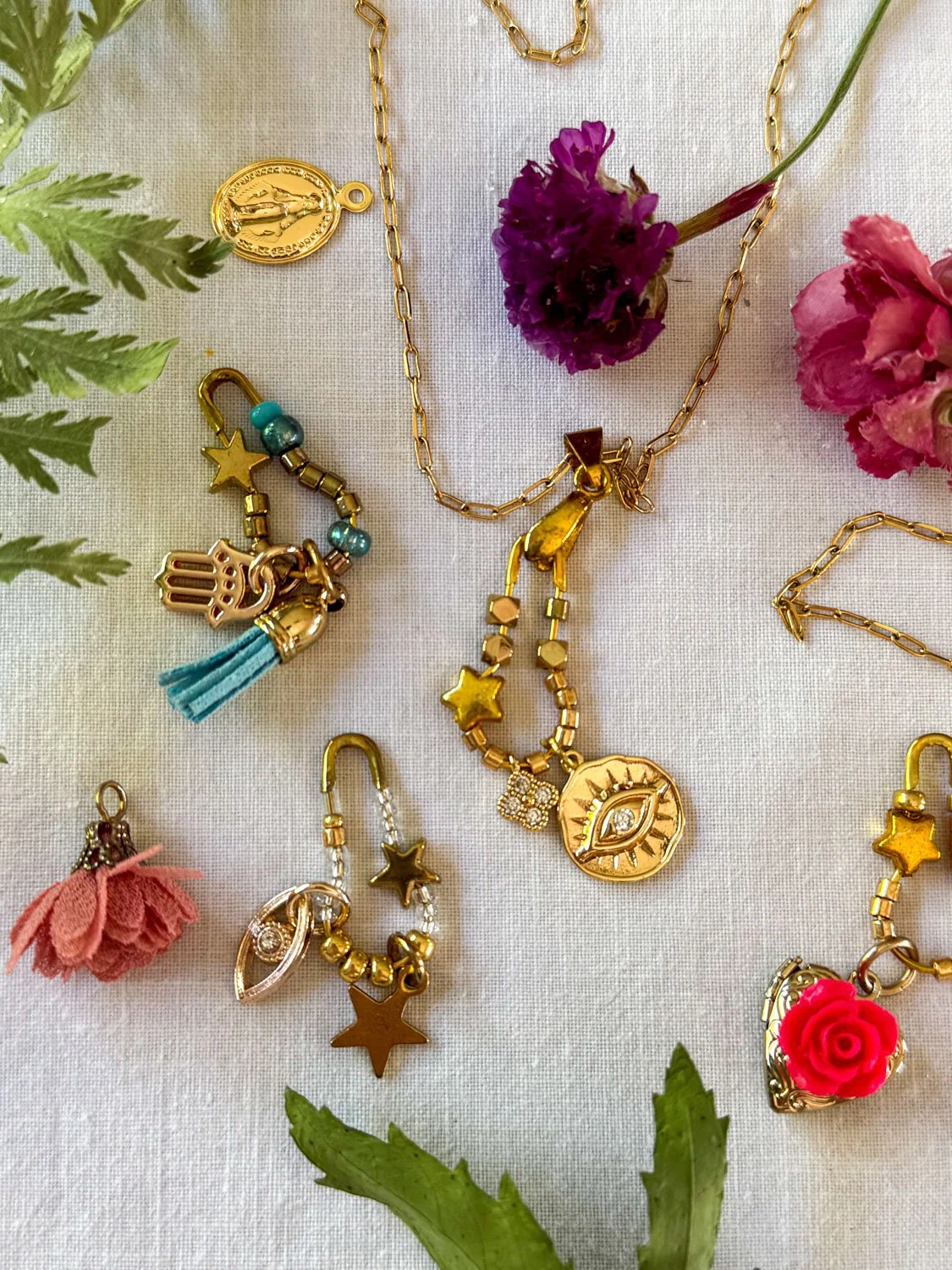 9Collier épingle à nourrice et charms. copie.jpg