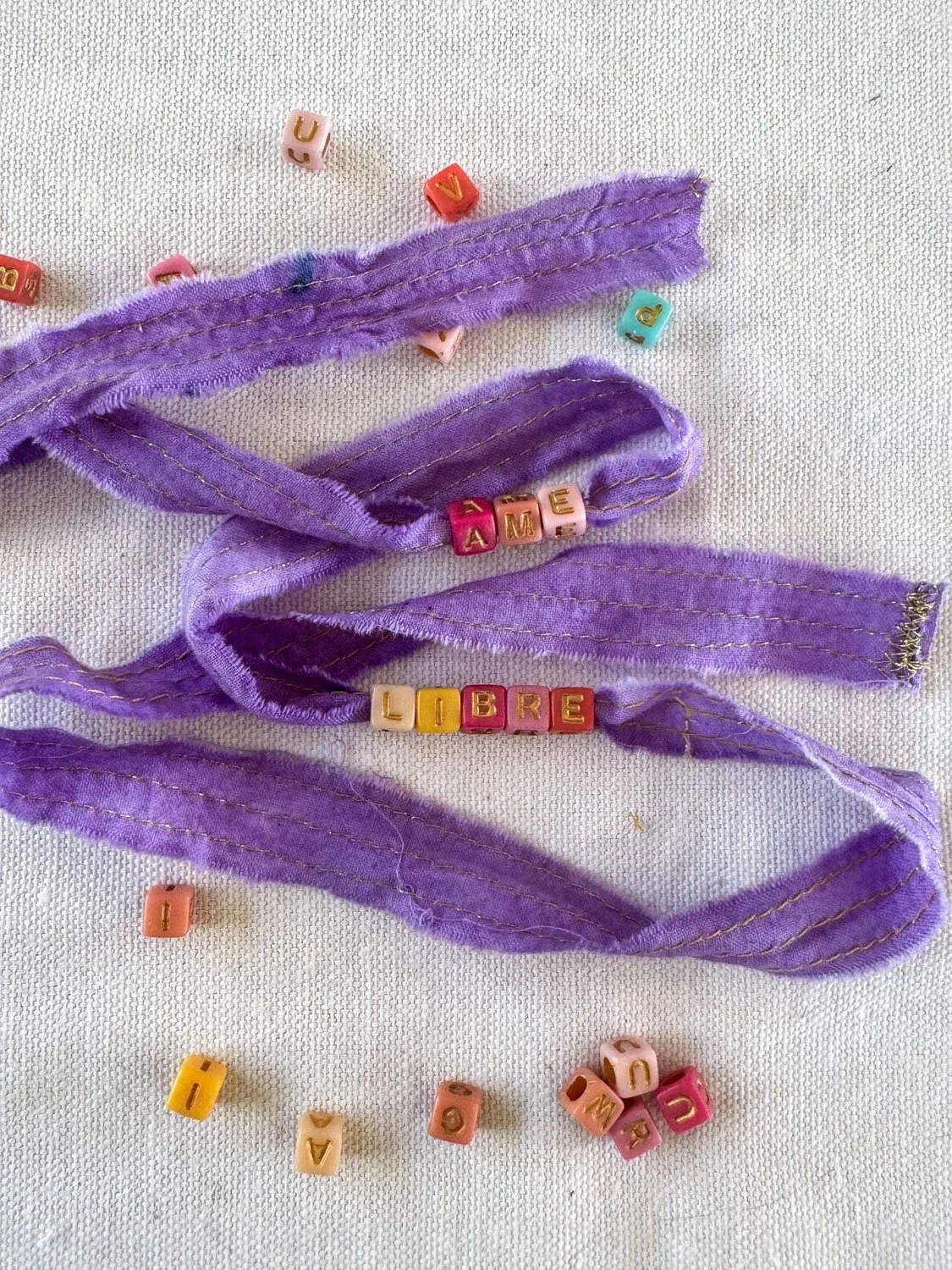 15- Bracelets lettres alpahabet et chute de tissu copie.jpg