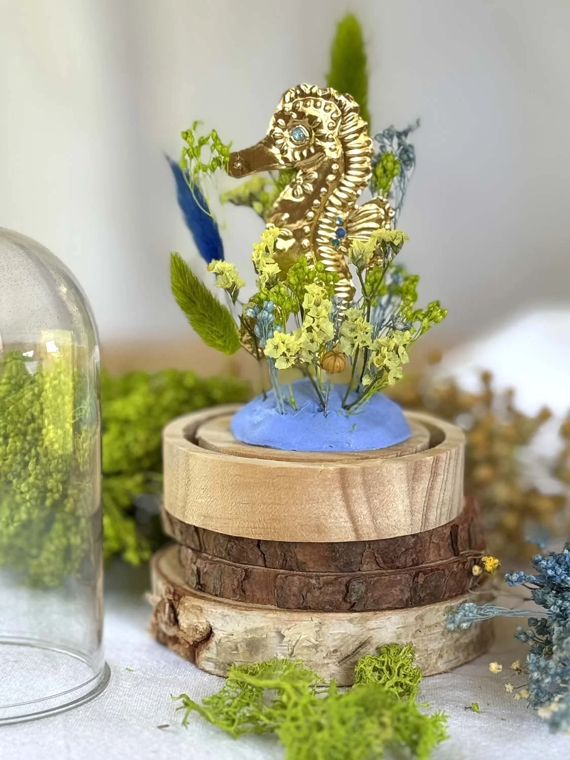 5-Hippocampe métal repoussé sous cloche.jpg