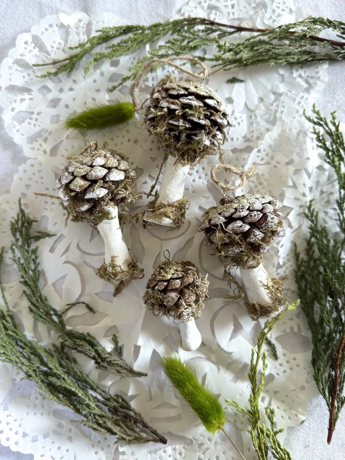 16RChampigons de Noël argile et pomme de pin.jpg