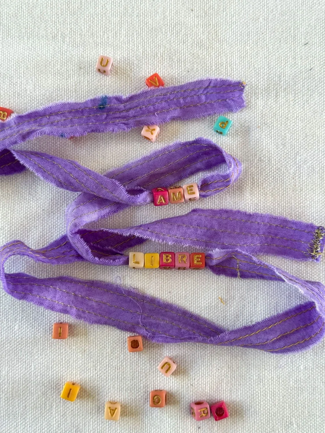 17- Bracelets lettres alpahabet et chute de tissu copie.jpg