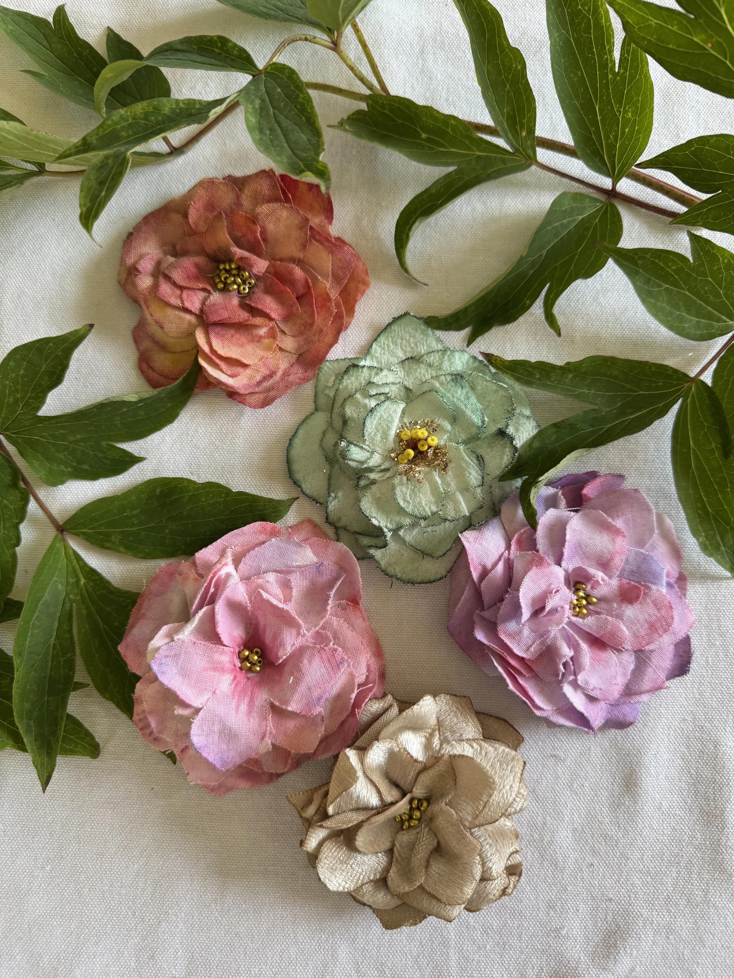 5Broches de Fleurs ensemble fini. copie.jpeg