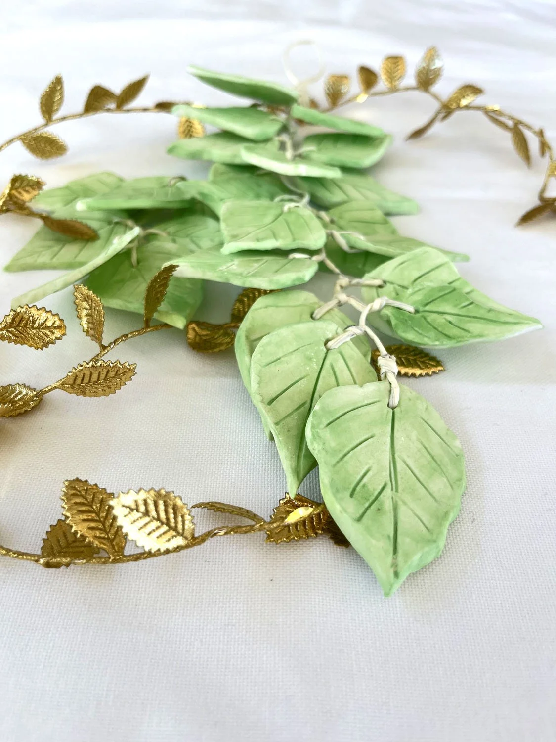 Un DIY pour modeler des feuilles avec de la pâte autodurcissante et créer une suspension déco originale