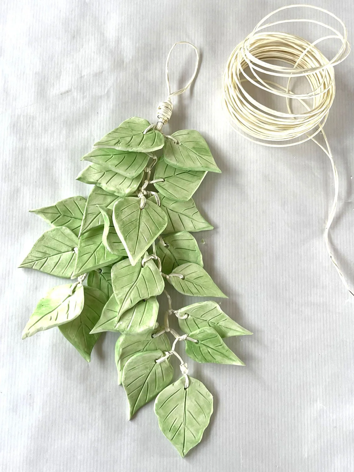 Un DIY pour modeler des feuilles avec de la pâte autodurcissante et créer une suspension déco originale