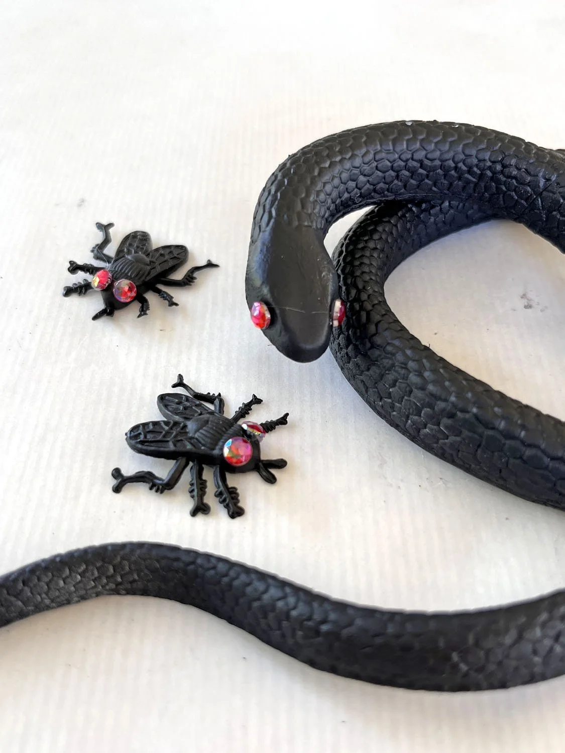Figurines de chat, serpent, souris et insectes noirs décorées d’yeux et de strass rouges pour Halloween