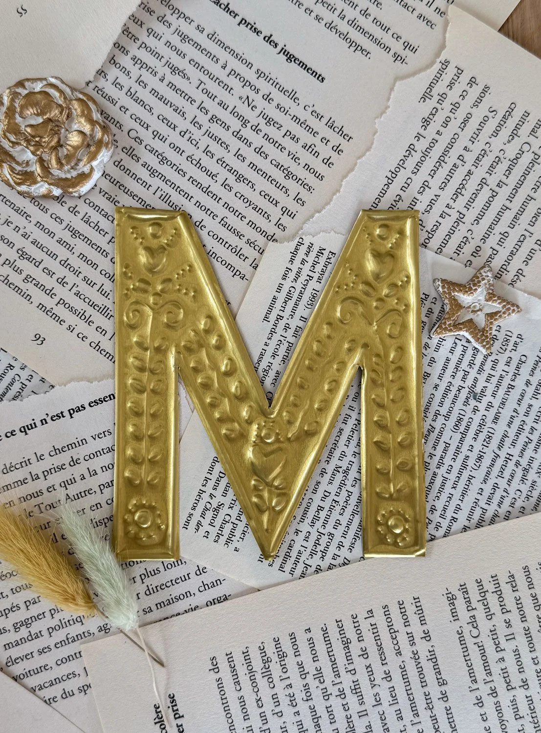 35-Lettrines fleuries en métal repoussé.jpg (copie) (copie)