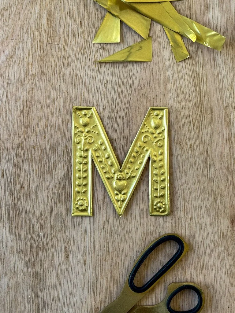 12-Lettrines fleuries en métal repoussé.jpg (copie) (copie)