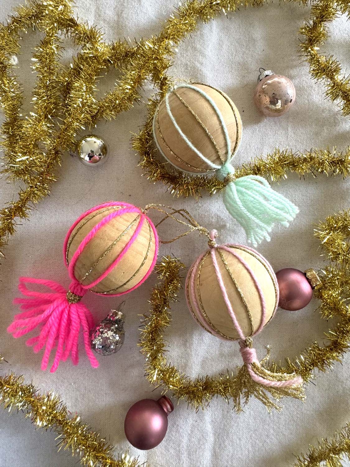 17Boules de Noël bois et laineR.jpg