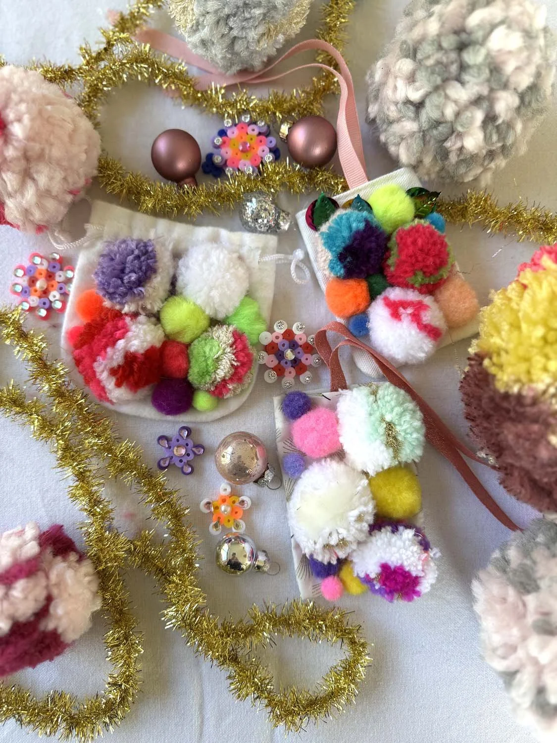 1R-Pompons sur pochon et pochette tissu.jpg