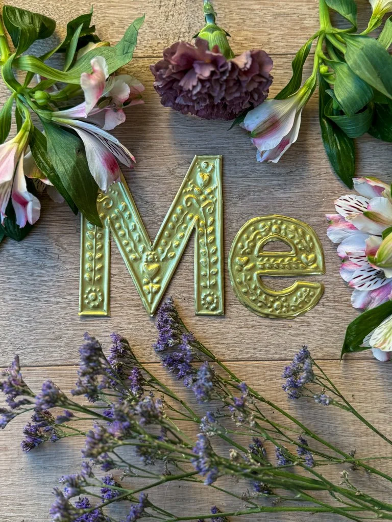 25-Lettrines fleuries en métal repoussé.jpg (copie) (copie)