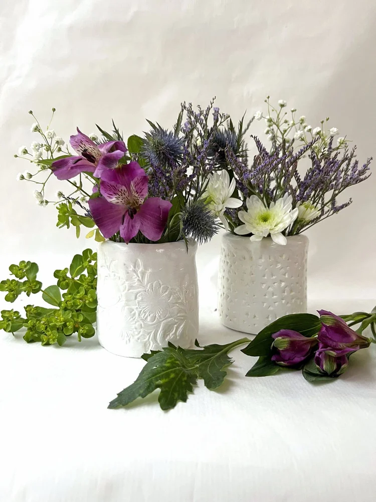 Des Pots De Yaourt Reconvertis En Vases Avec De La P te Auto des-pots-de-yaourt-reconvertis-en-vases-avec-de-la-p-te-auto
