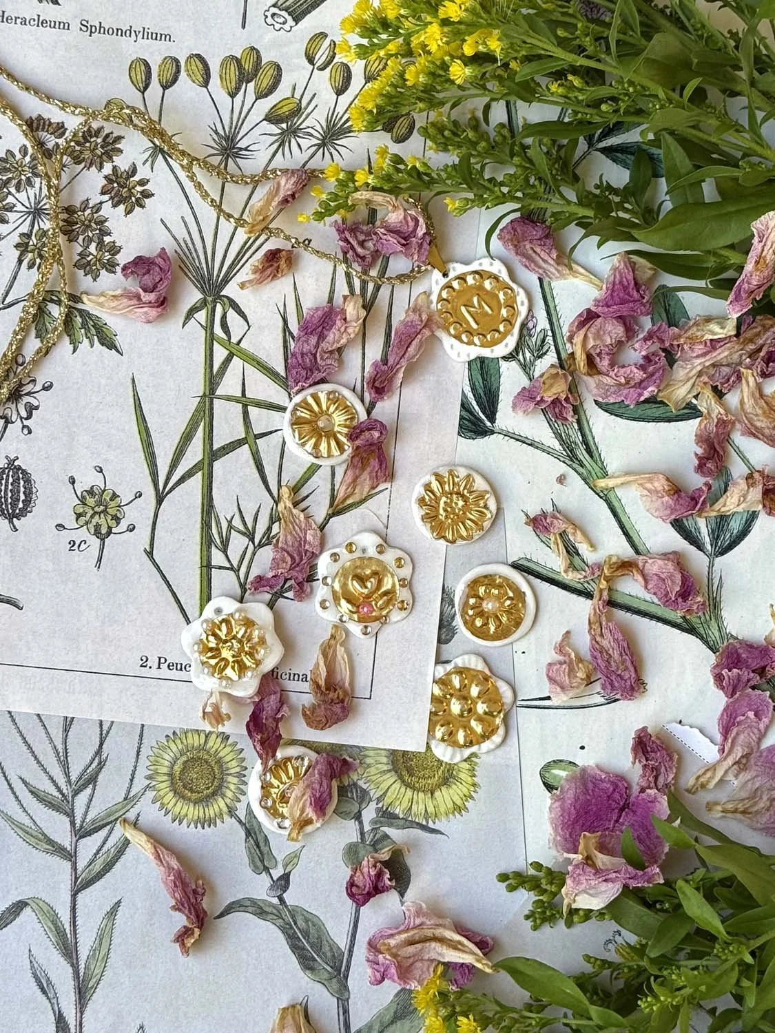 39Médaillon grigri métal repoussé-argile.jpg