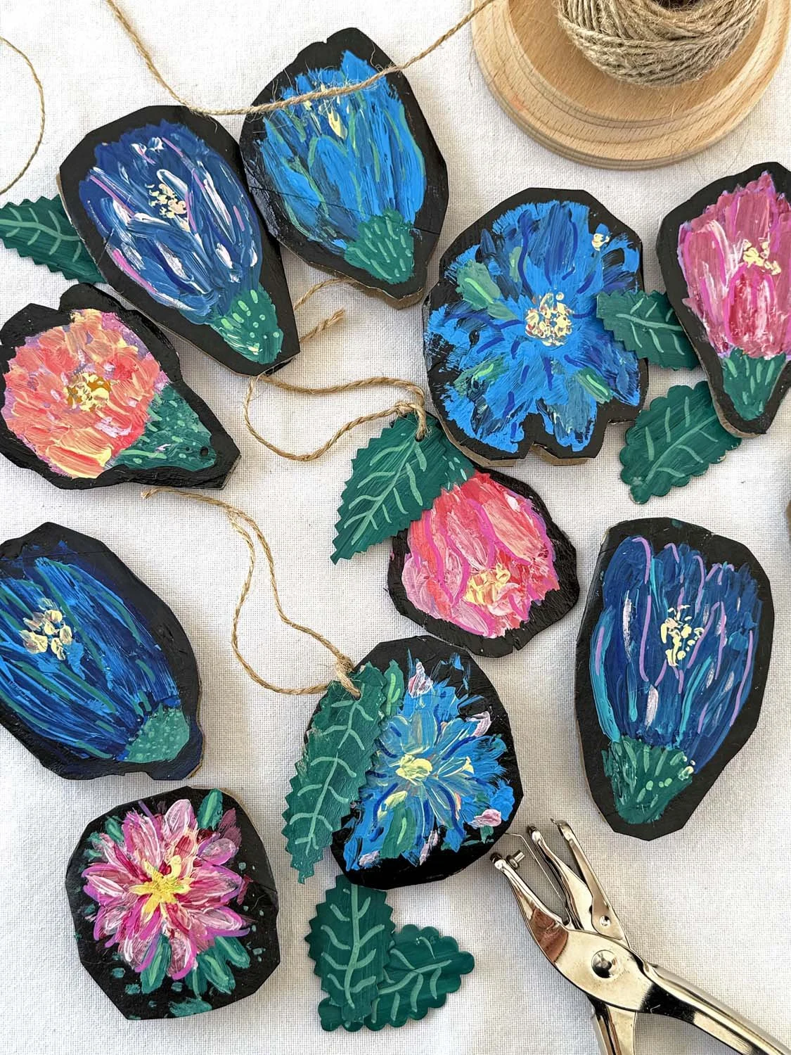 23-Etiquettes cadeaux fleurs avec rouleaux carton.jpg