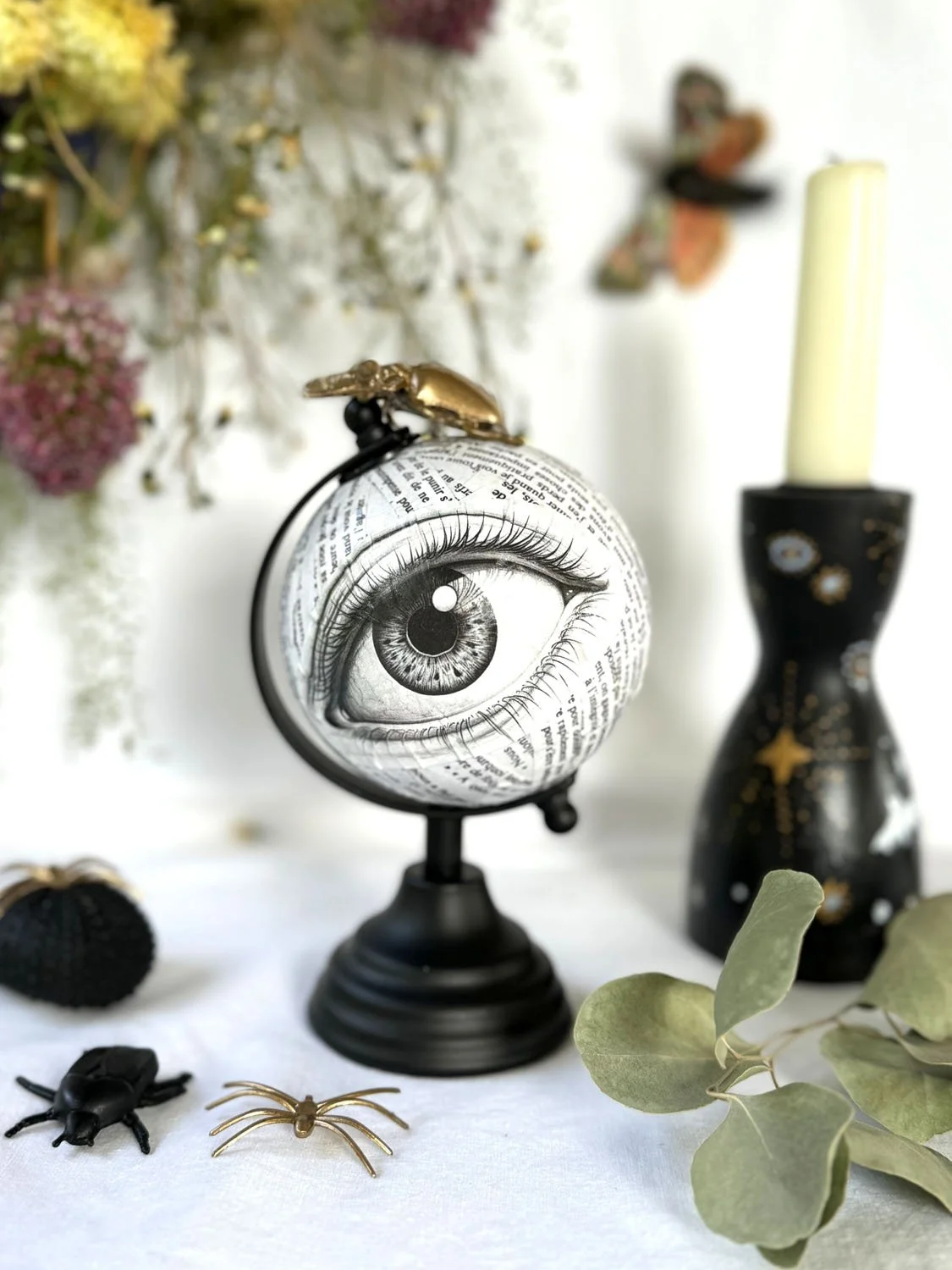 Globe terrestre transformé en œil géant pour une décoration d’Halloween