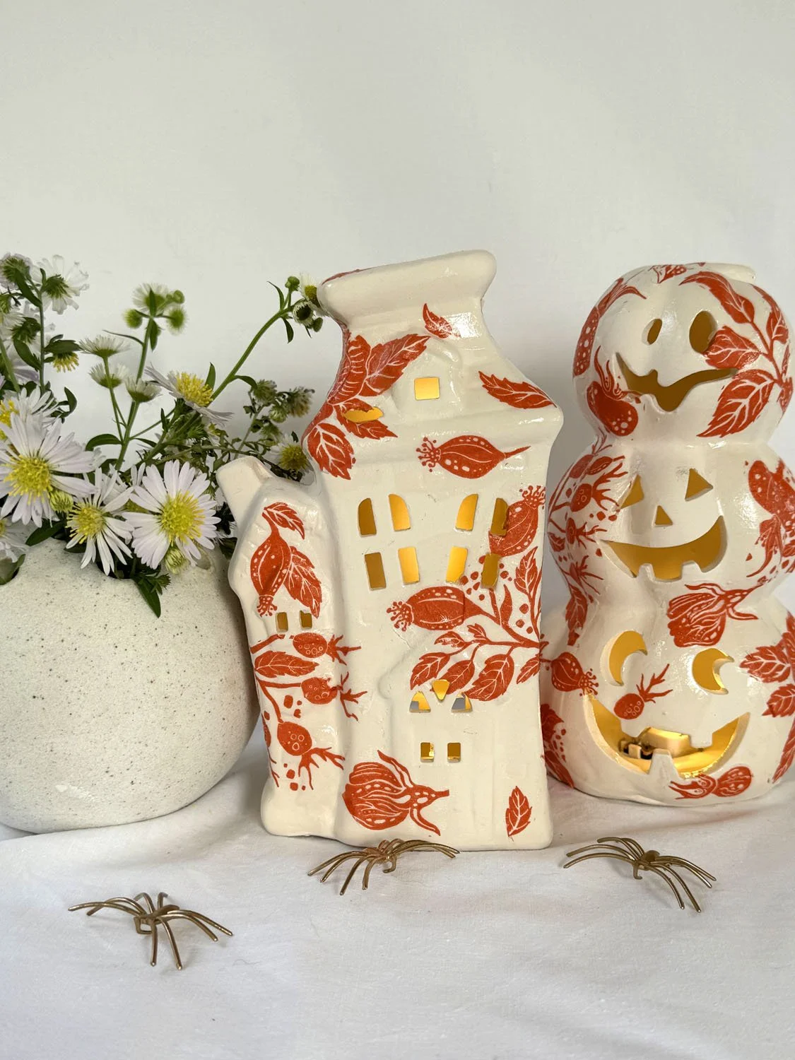 Petites décorations d’Halloween en plâtre recouvertes de motifs en papier