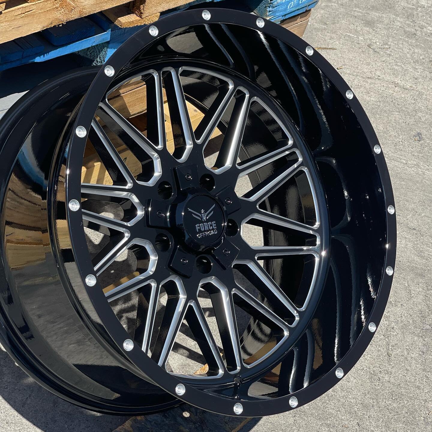 FORCE F44 have arrived ! 
 20x10 // 22x12 are here 

Gloss Black Milled 
Gloss Black Red Milled 

___________________________
Place your order today: 

ForceHQ (626) 338-3636
Email: Info@AzadWheels.com 
Send us a DM 
__________________________

#Forc