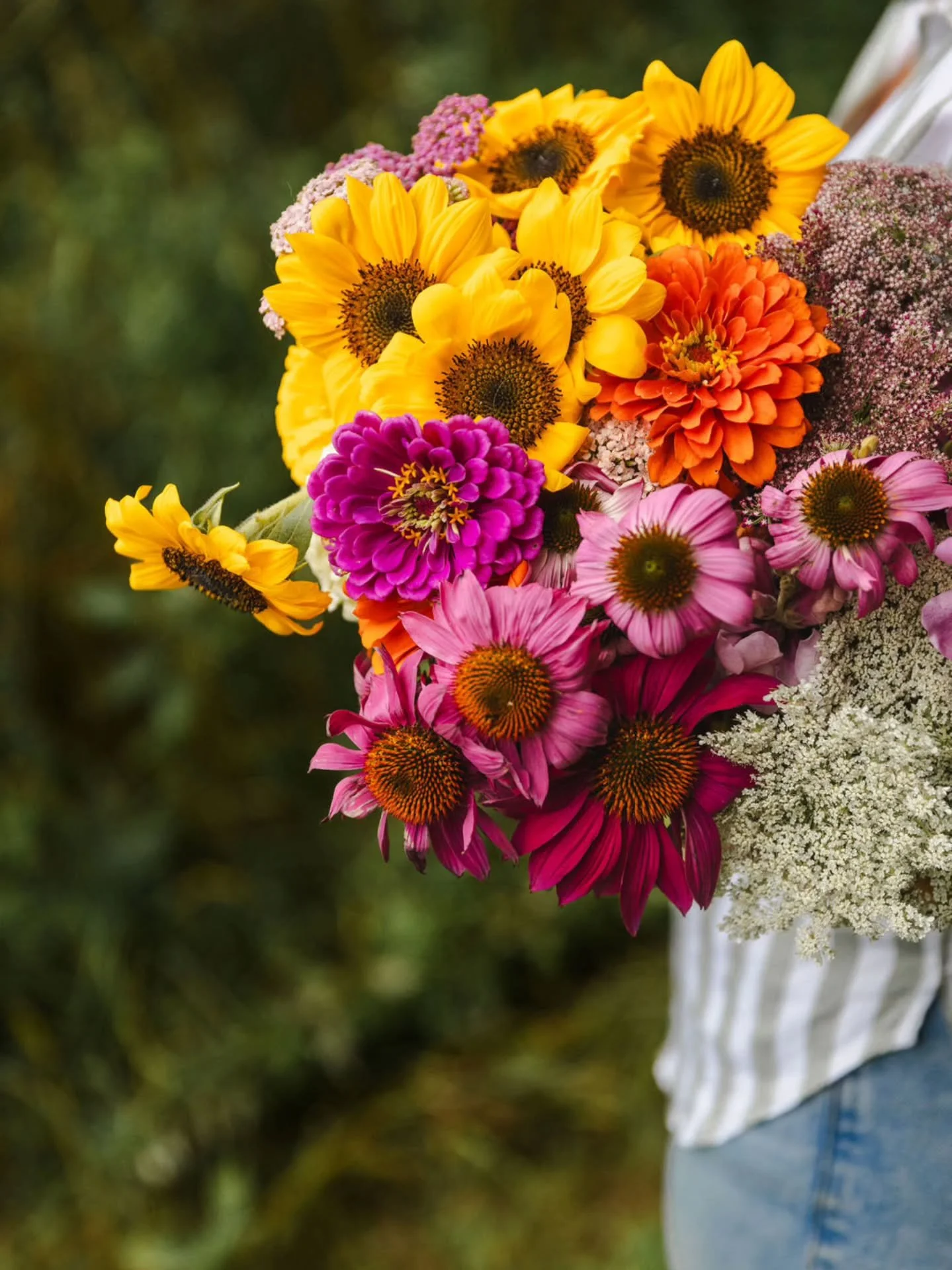 Taking it all the way back to July and finally sharing a full recap of our Flora in Focus workshop with @rachelevelynphotography on our blog. Gorgeous photos, a look back at the evening, and you might spot a few familiar flower friends too!