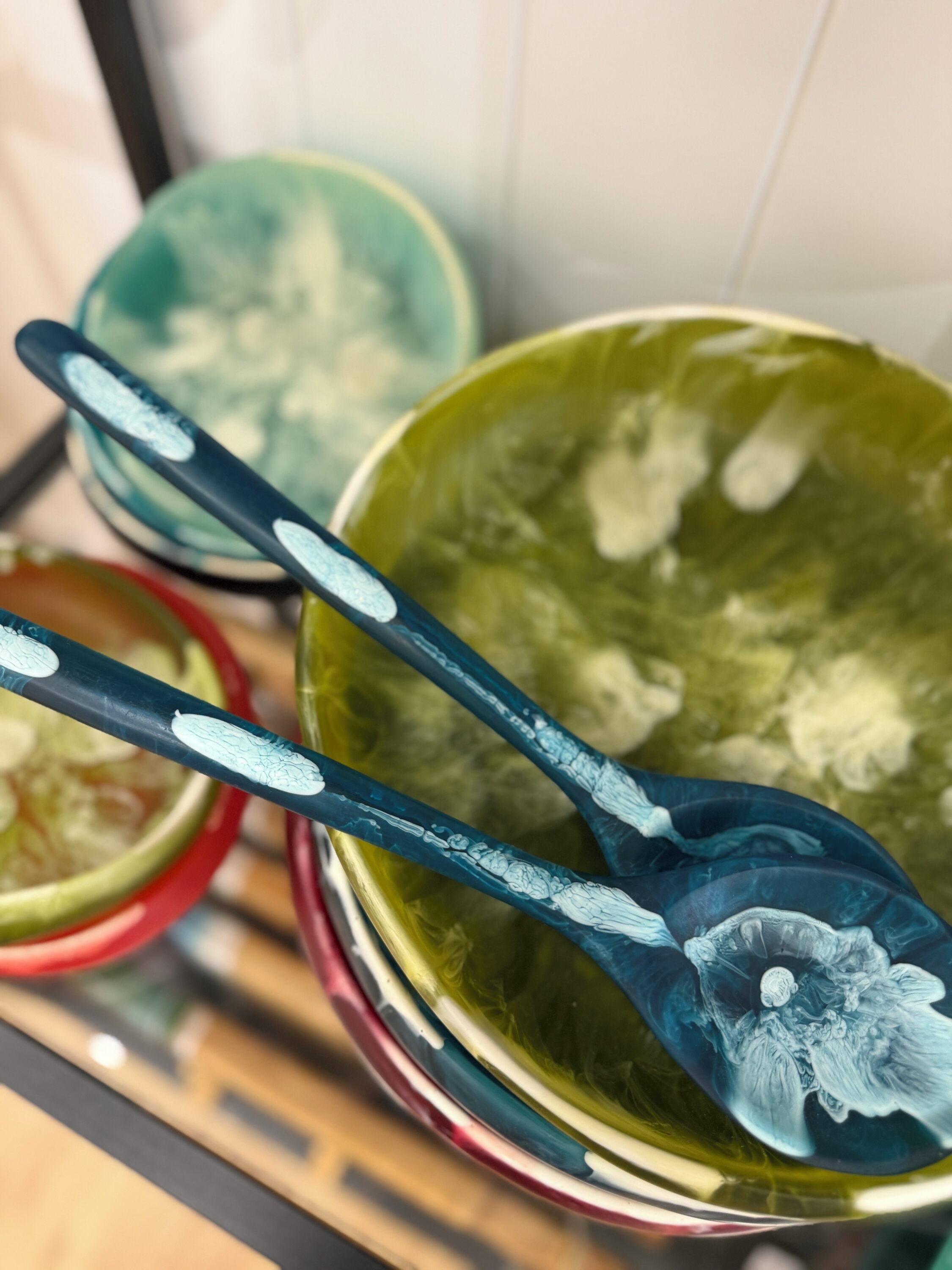 Bring a splash of colour to your table with Sea Jay Resin&rsquo;s beautifully handcrafted homewares. Each piece &mdash; from bowls and platters to salad servers and cheese knives &mdash; is a vibrant celebration of art and functionality.⁣
⁣
 #resinho