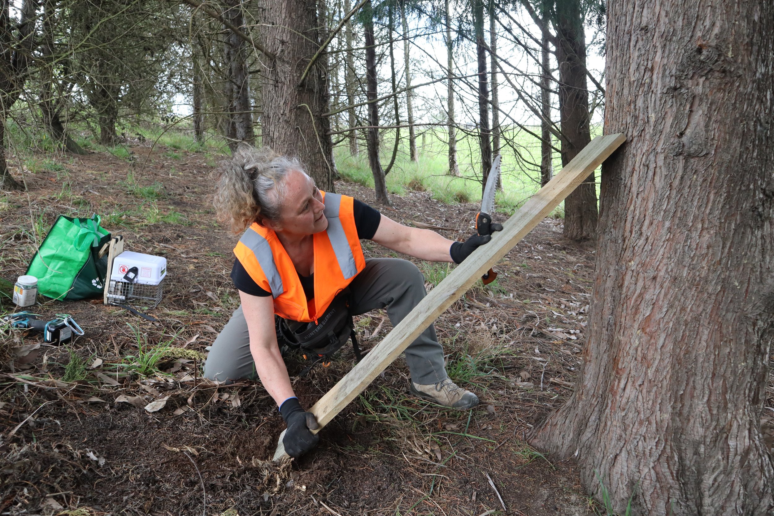Kate installing the new AT220 | 📷 R Olsen