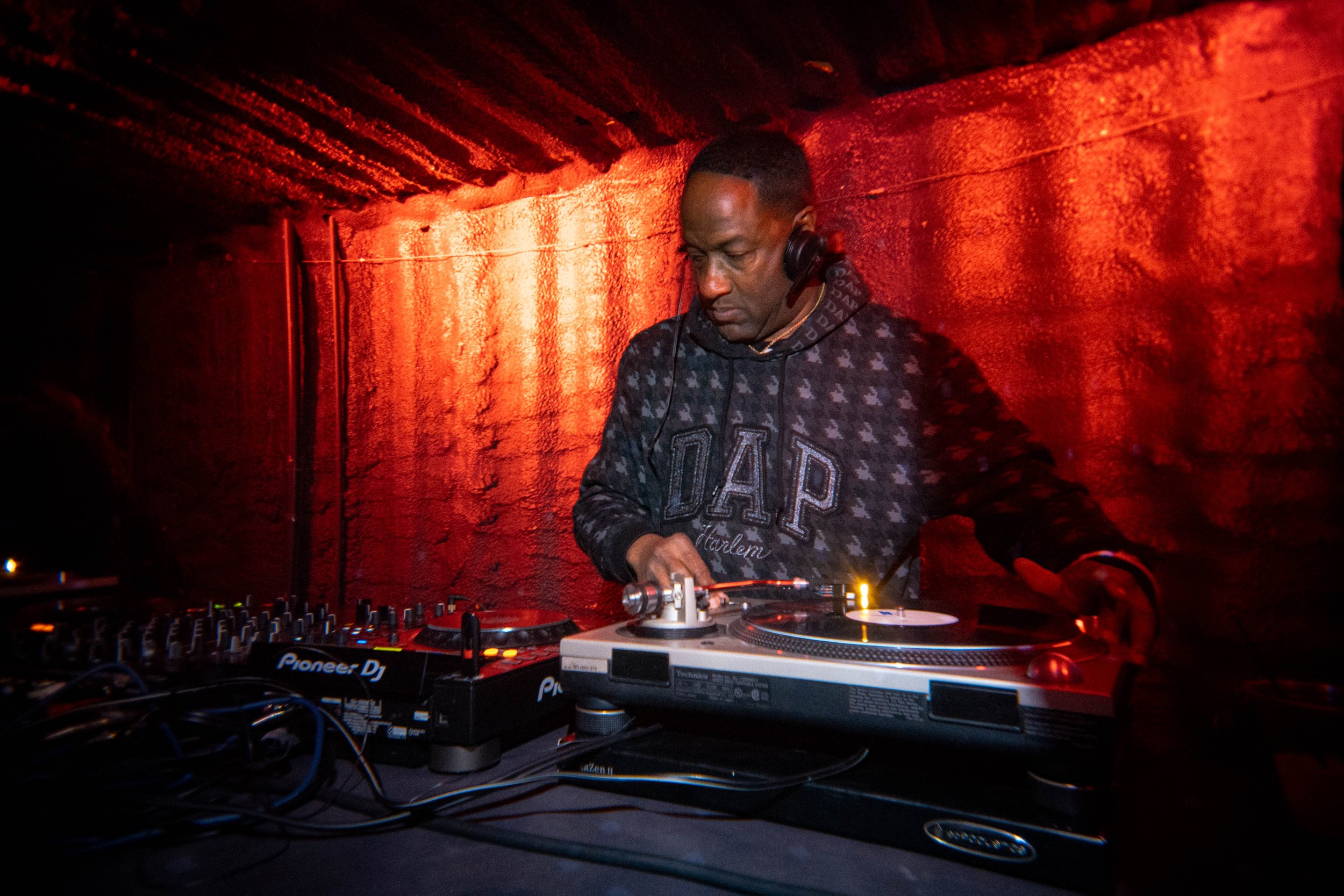 25 12 H2D NYE 2025 w ADULT 479 4K.jpg