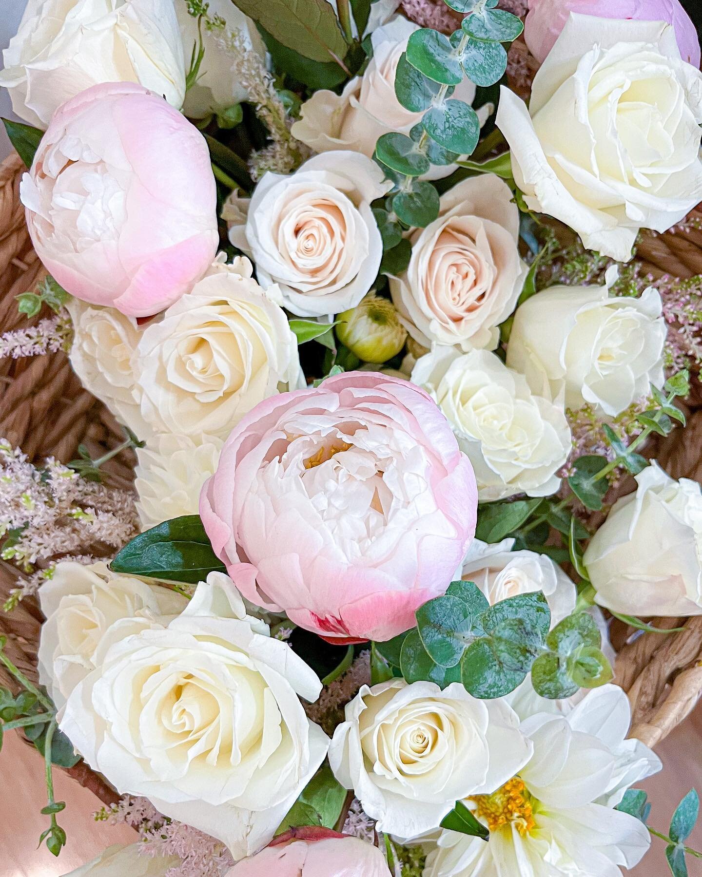 One of my favorite parts of styling my picnics is looking for the best flowers to combine with the rest of the setup and just playing with colors 🤩 🌸 
Happy Saturday 🥂🙌

#flowers #peonies #colors #picnics #wedding #events #beauty #photography #ph