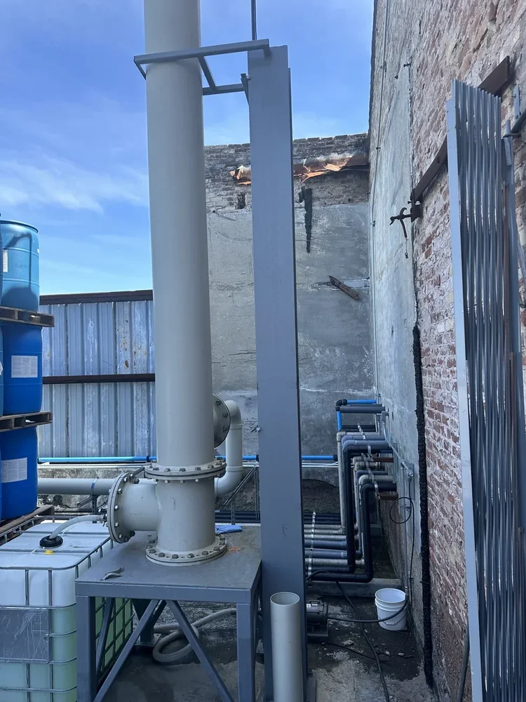 Industrial chemical storage vapor scrubber system meeting EPA and OSHA guidelines