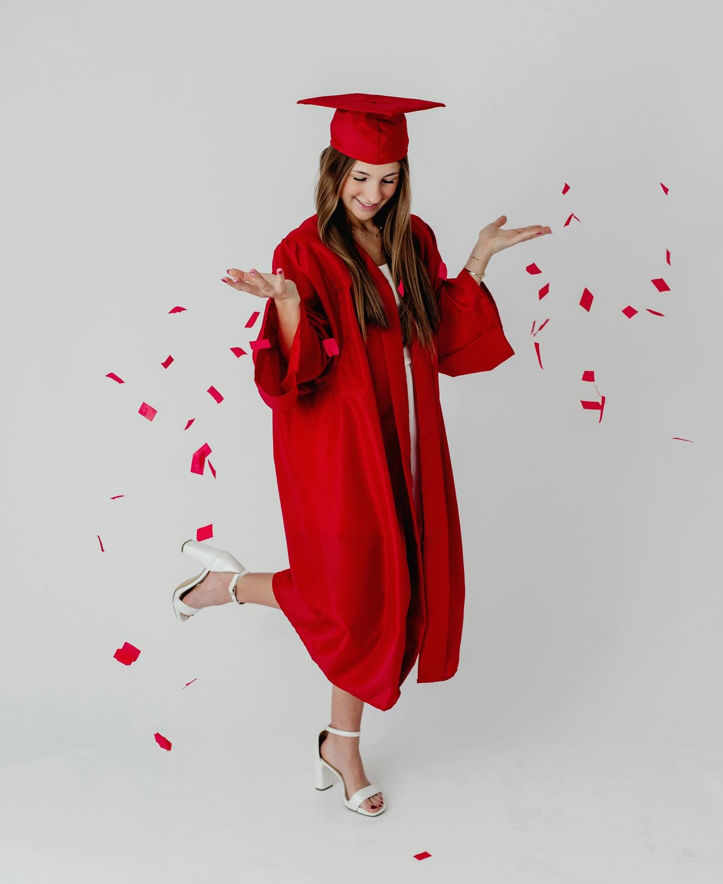 ⚠️ Heads up, Class of 2025! 

It&rsquo;s time to book your cap and gown sessions! Don&rsquo;t let this opportunity slip away. The countdown to graduation is on! 

Tag a friend who&rsquo;s graduating and share your favorite photo memories with us! Let