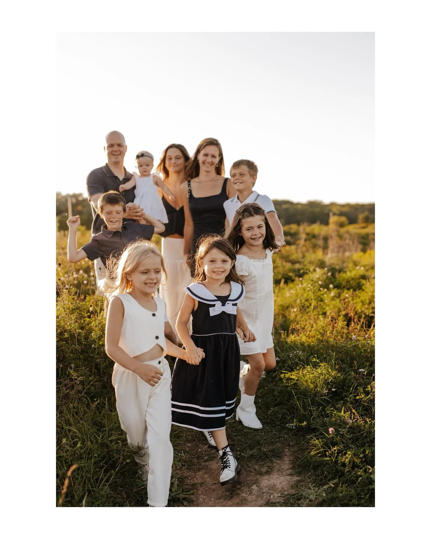 What happens when you bring together a family of seven kiddos with a whole lot of heart? Pure magic! ✨ Our latest session was an absolute whirlwind of giggles and warmth, especially with the littlest sister soaking up all the adoration from her amazi