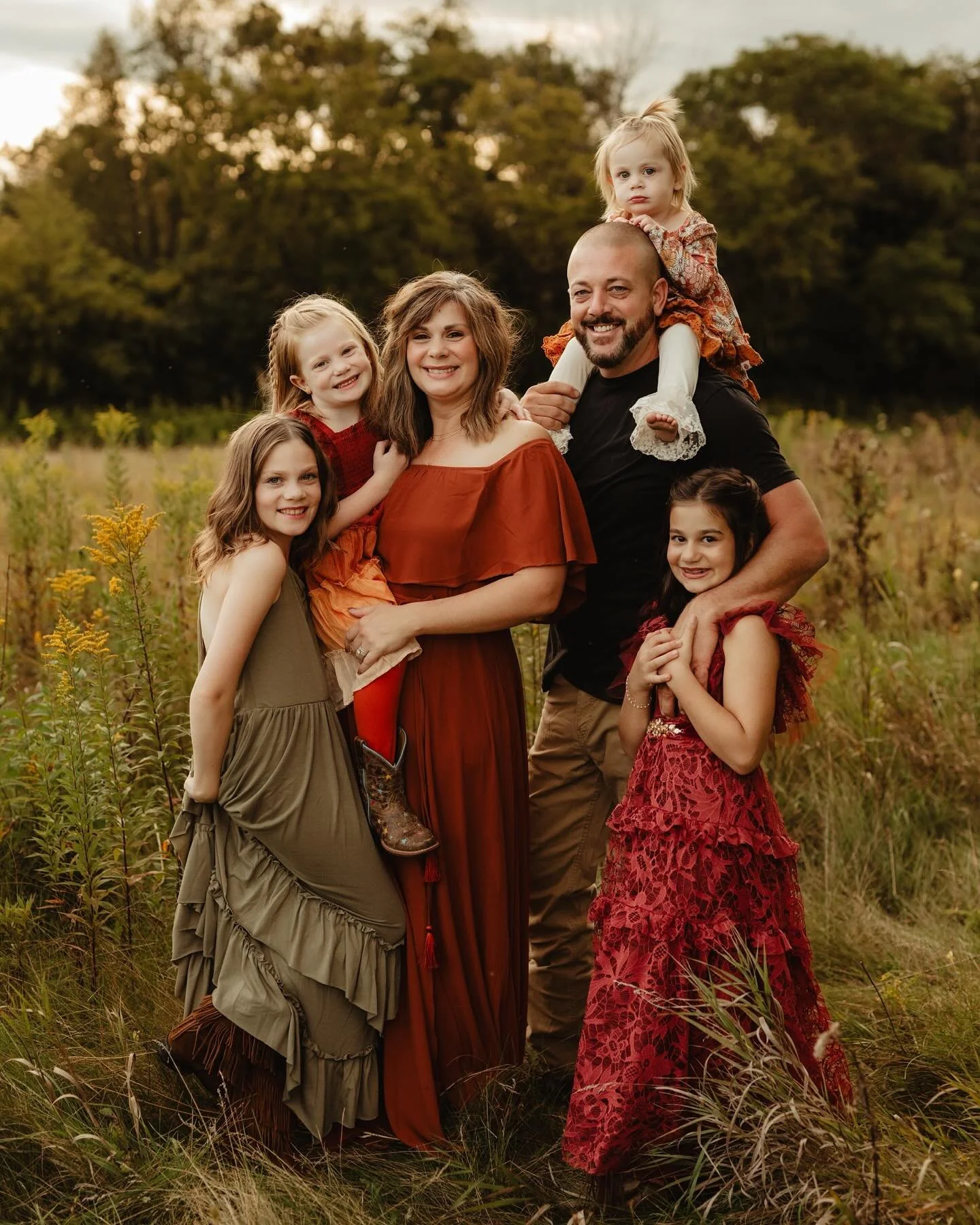Home is where the heart and the camera finds its favorite stories. We had the most heartwarming family session right at this wonderful family&rsquo;s home, surrounded by their four amazing daughters. The evening light was absolutely dreamy, and the k