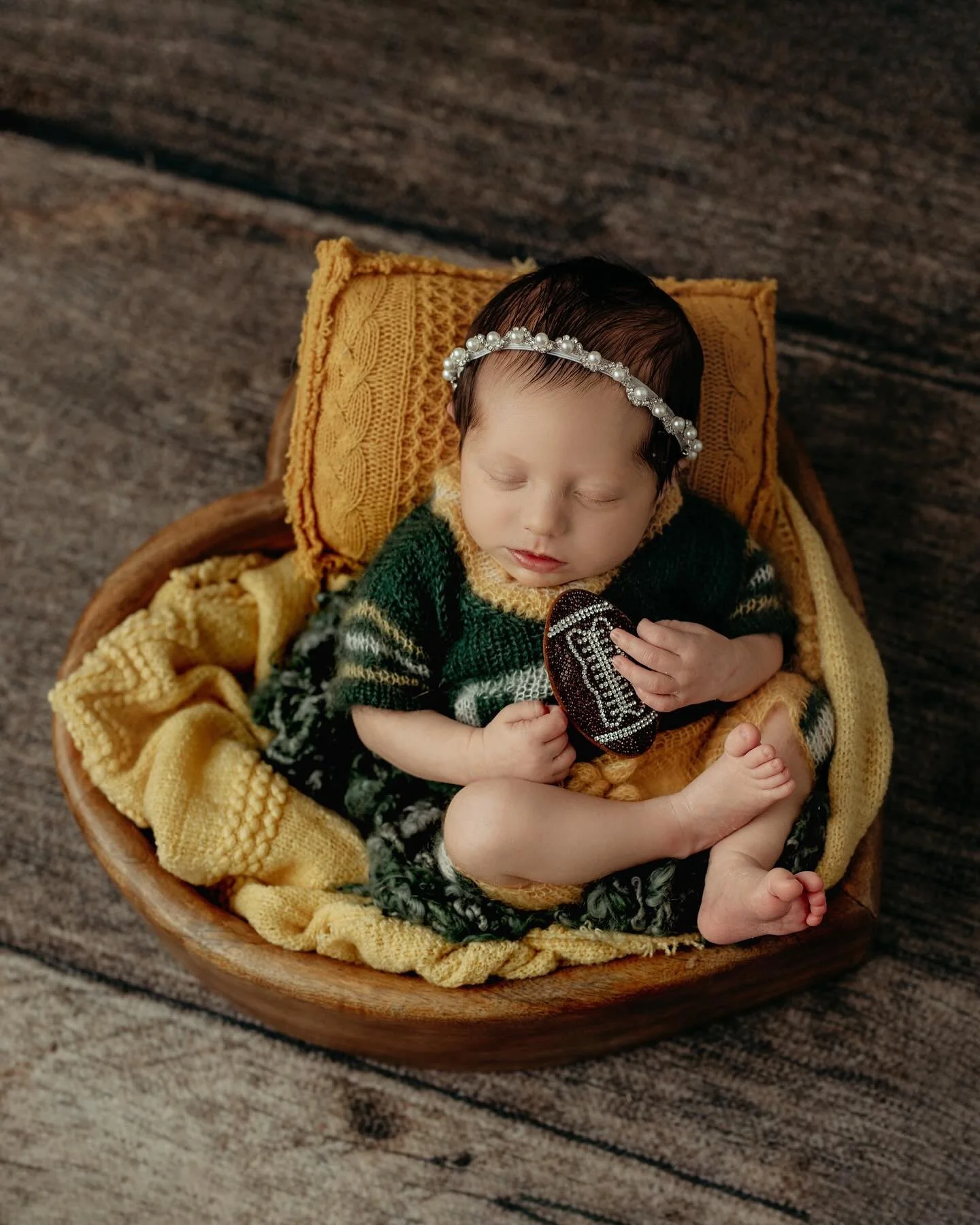 Touchdown in Style: Little Packers Fan&rsquo;s Debut!

Say hello to the tiniest (and most glam) Green Bay Packers fan you&rsquo;ve ever seen! This little princess just had her newborn session and rocked it. Mom and dad, who we first met for a gorgeou