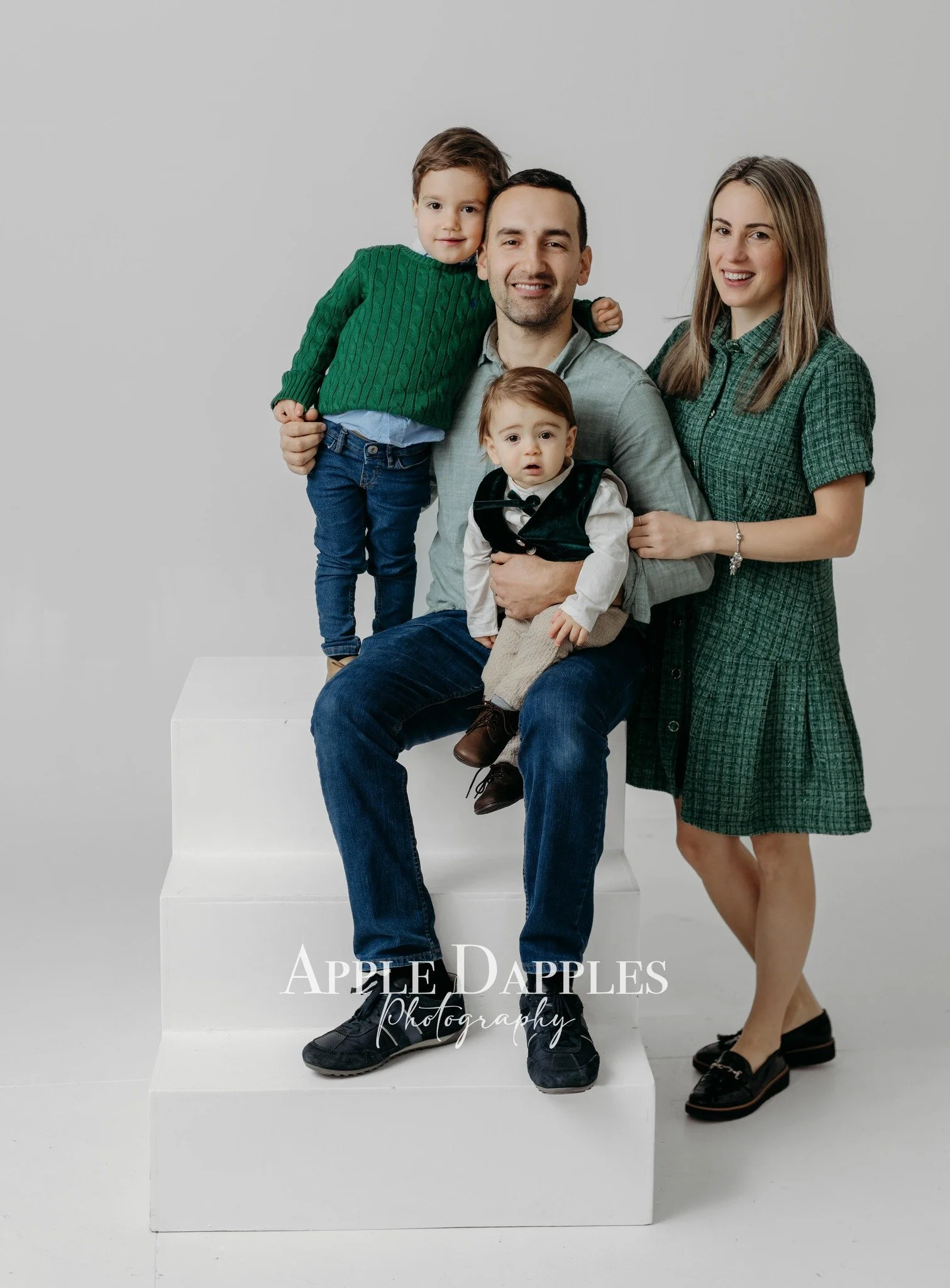 Cold temps outside, warm memories inside 🤍
Indoor milestone sessions are in full swing, and the studio is the coziest place to celebrate every little stage no matter how cold it gets outside ✨