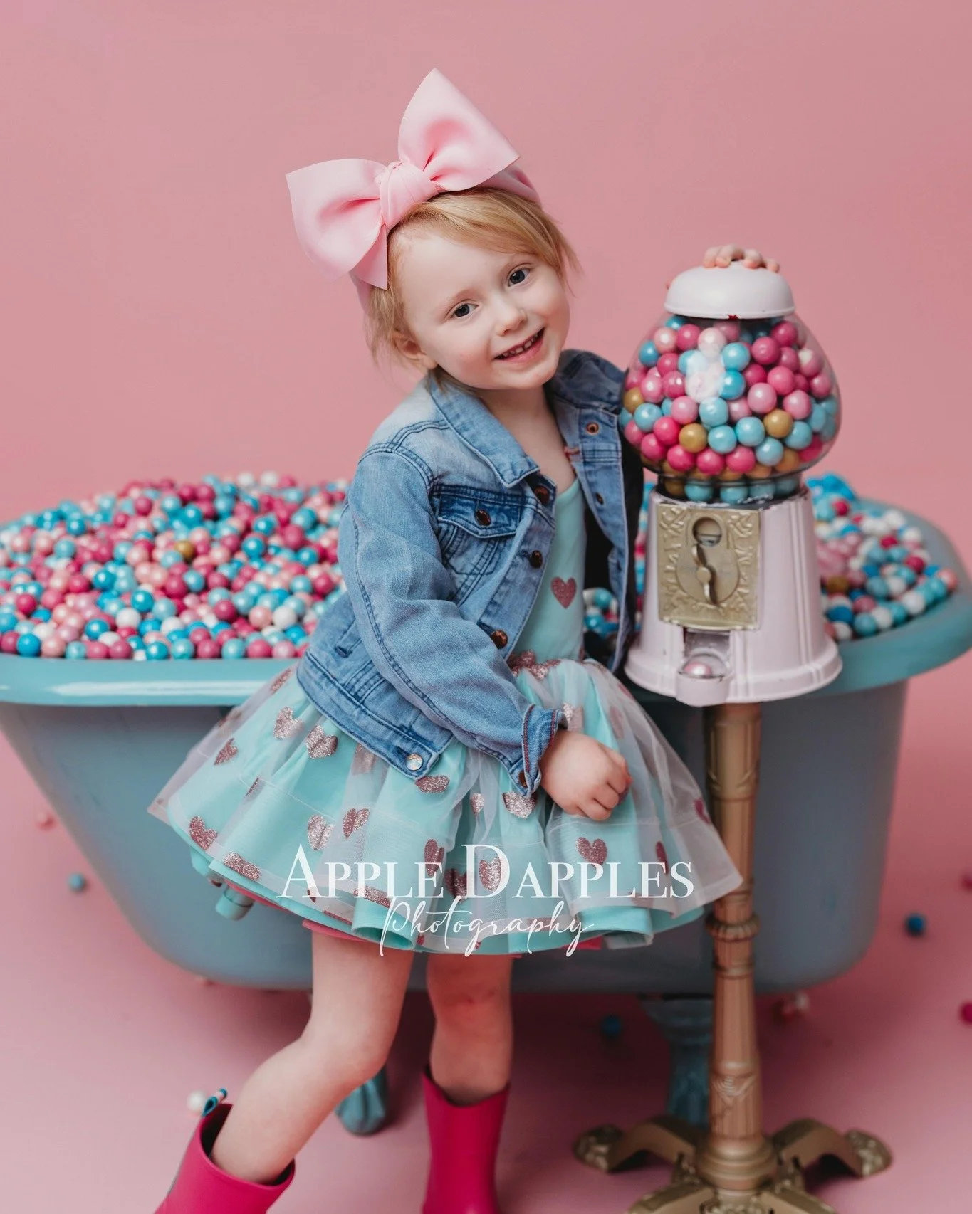 Bathtubs and bubble gum say what?!
Magical. Unforgettable.

www.appledapples.com