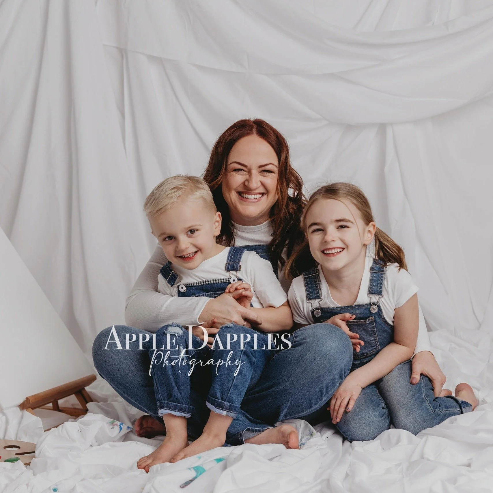 Messy.
Genuine.
Unfiltered joy.
These Mommy &amp; Me painting shoots?
They might be my new favorite. 🎨🤍

BOOKING here; https://www.appledapples.com/online-booking/p/mommy-and-me-painting