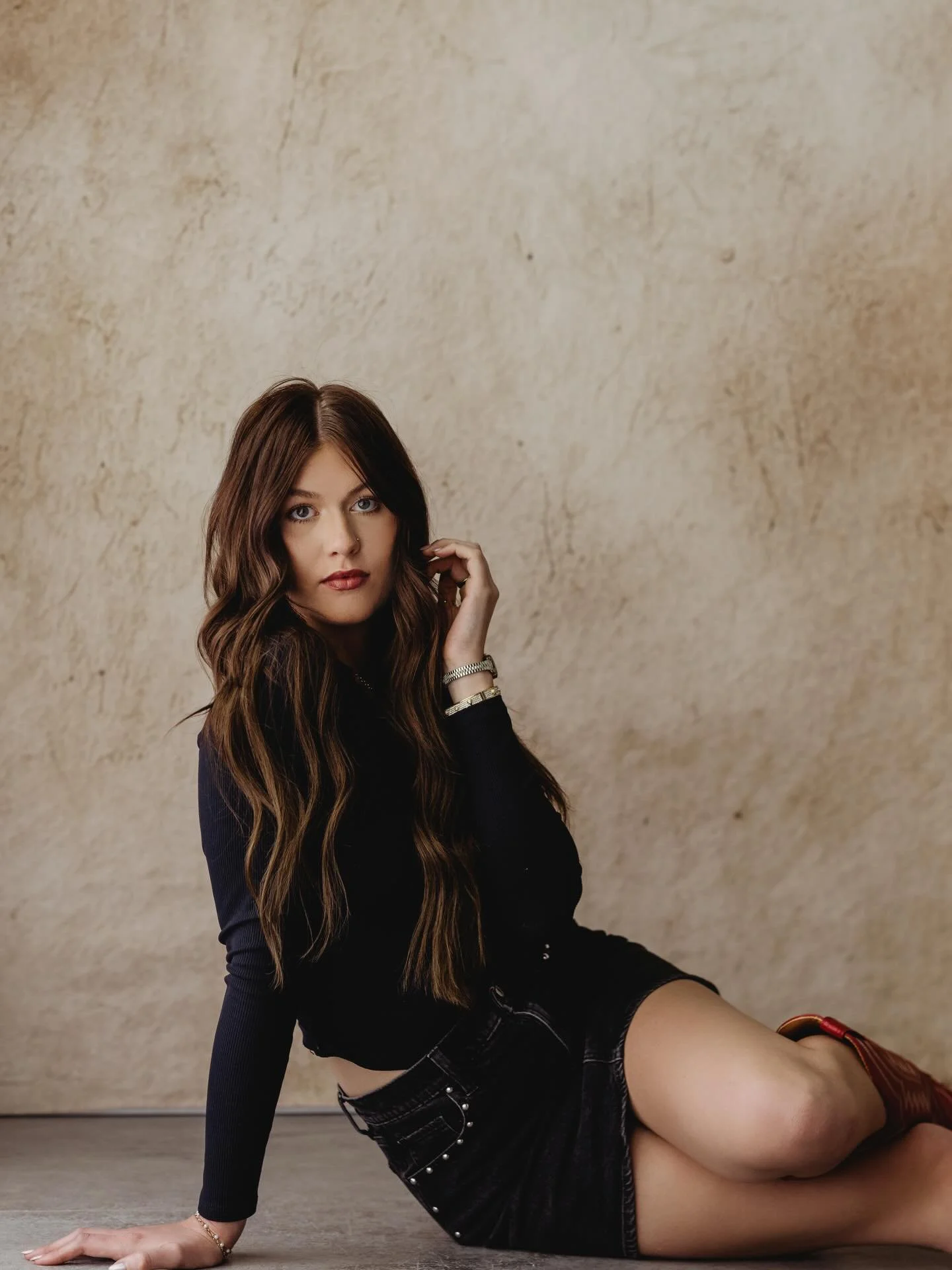 We did a little fun mini headshot shoot with @sunkissed.by.mya I love fun collab shoots with!! I can&rsquo;t wait to share her magic she did with our senior reps group&hellip;&hellip; stay tuned! 

Www.appledapples.com