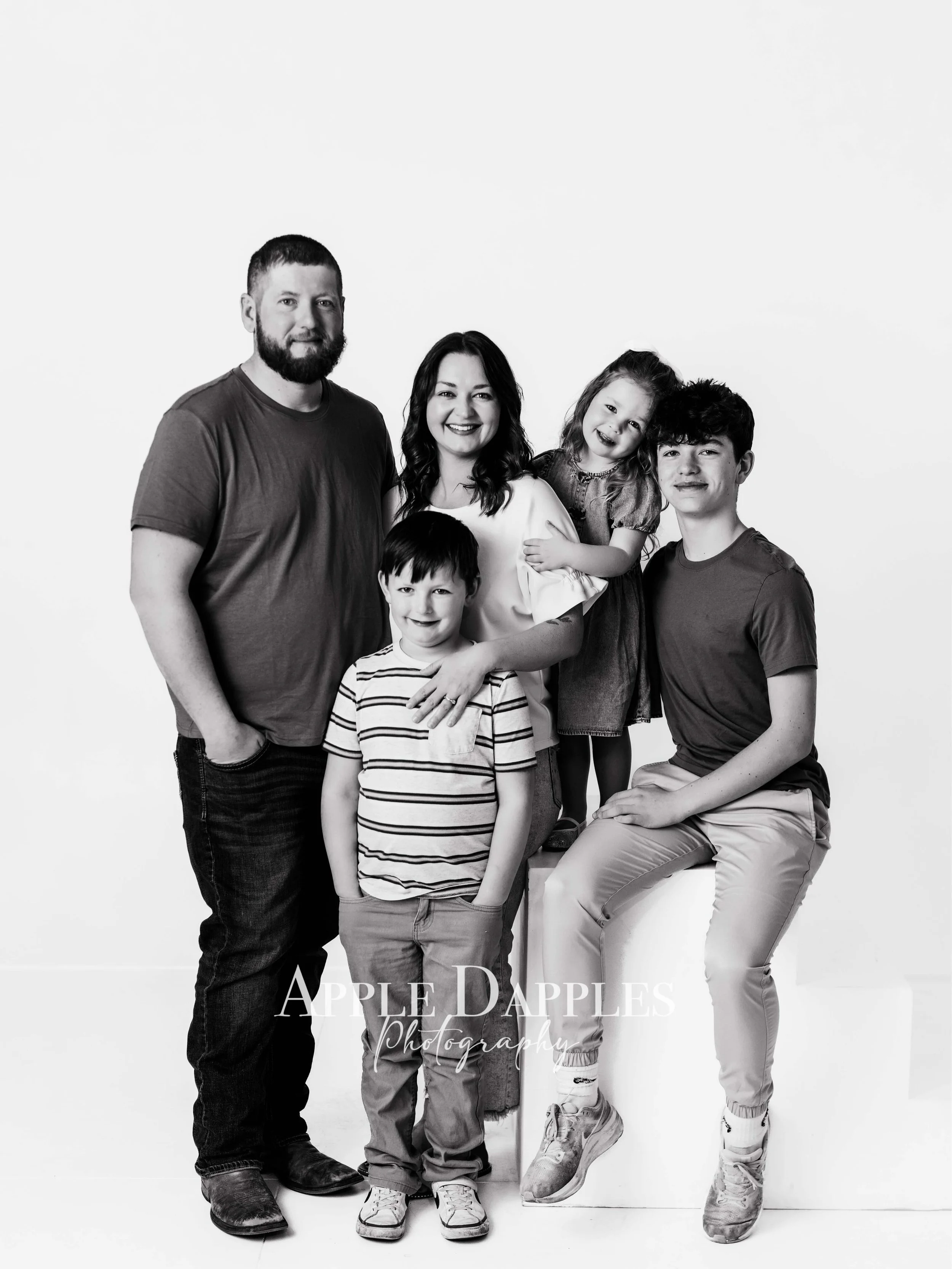 Don&rsquo;t come at me 😂 but I&rsquo;ll forever be a sucker for black and white images &mdash; especially for my indoor classic sessions. There&rsquo;s just something so timeless about them 🖤

And this family?! Absolutely rocked it. The vibes, the 